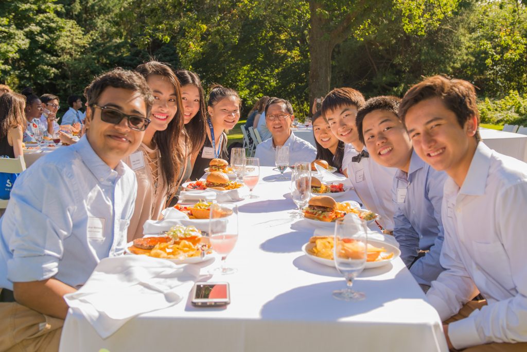 Santa Ono with students at a picnic table